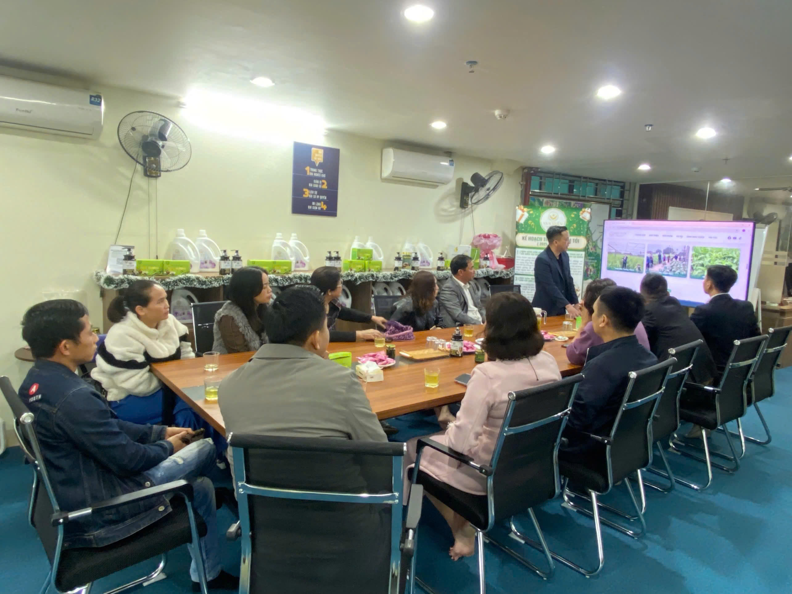 Cuộc họp tổng kết năm Vạn Xuân 